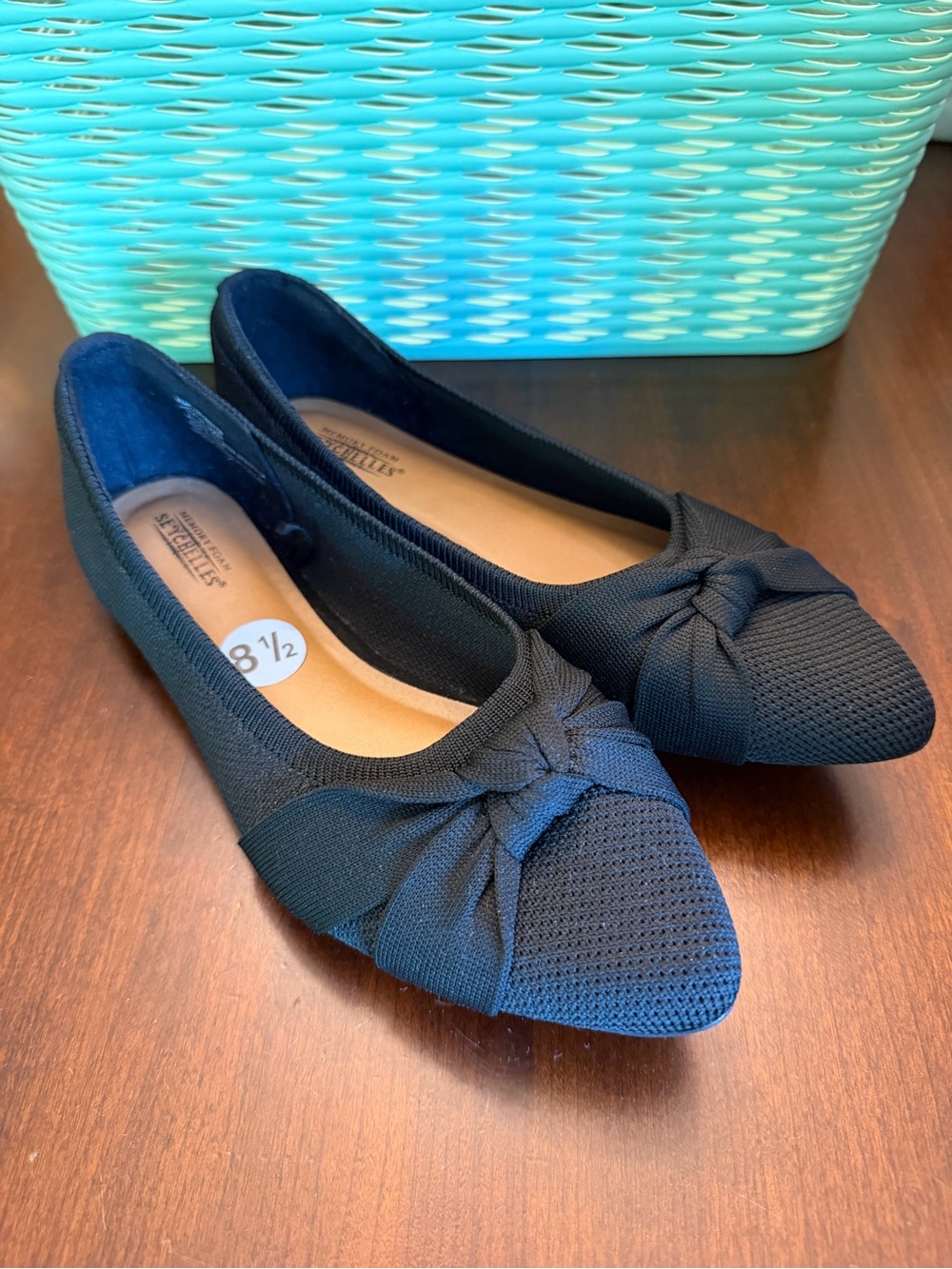 NWOT Seychelles memory foam pointed-toe knit flats SZ 8 1/2 Color Black